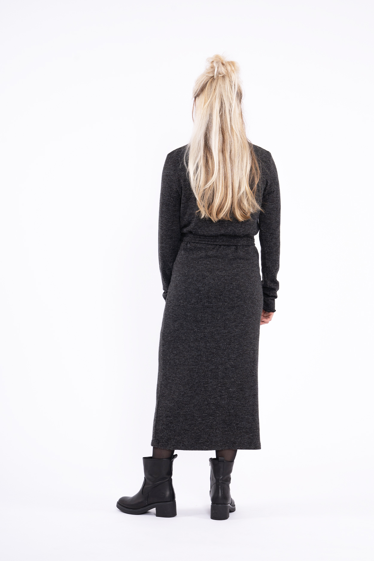 Zusss-lange-gebreide-jurk-antracietgrijs-model2 - Linique